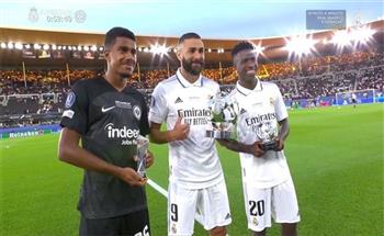 بنزيما وفينيسيوس يتسلمان جوائز الأفضل في دوري أبطال أوروبا