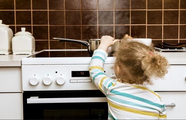 تجنب حمله أثناء الطبخ.. 5 نصائح لحماية الطفل من الحروق