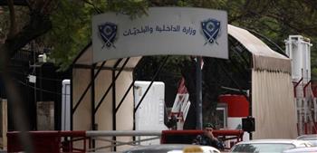 وزير الداخلية اللبناني يتابع مفاوضات تحرير الرهان المحتجزين داخل أحد البنوك ببيروت
