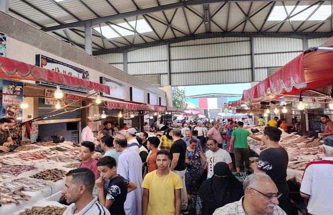 استمرار توافد آلاف المواطنين على سوق الأسماك بحي العرب في بورسعيد