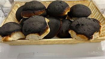 بيع خبز متفحم يثير جدلا كبيرا على السوشيال ميديا