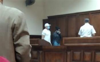 وصول نجل توفيق عكاشة إلى قاعة المحكمة.. وبدء الجلسة 