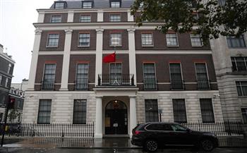 السفارة الصينية في لندن: ينبغي على واشنطن تحمل مسئولياتها بدلا من اختلاق أعذار لأخطائها