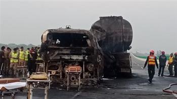 مصرع 20 شخصاً وإصابة 6 آخرون إثر اصطدام حافلة ركاب بصهريج للنفط في باكستان