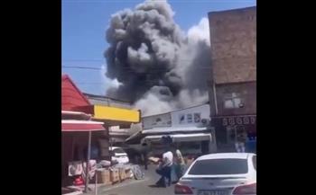 فيديو مروع.. لحظة انفجار مستودع للألعاب النارية بمركز تجاري ووقوع ضحايا