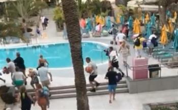 حرب طريفة على الكراسي بجوار مسبح في أحد الفنادق (فيديو)