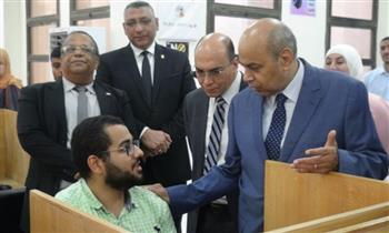 رئيس جامعة المنيا يتفقد الاختبارات الإلكترونية لطلاب كلية الطب