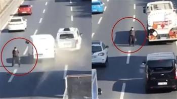 تركي يعبر الطريق السريع بشكل غريب ويتسبب في حادث تصادم (فيديو)