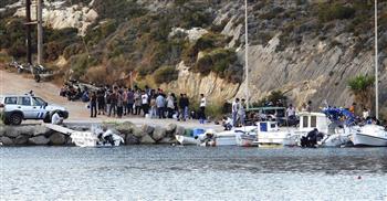 جنوح قارب يقل 97 مهاجراً عند جزيرة يونانية