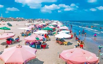 شاطئ بورسعيد يستقبل آلاف الزائرين للاستمتاع بالأجواء الصيفية للمحافظة