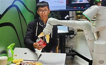 جوجل تصنع روبوت يجلب المشروبات وينظف الأسطح (فيديو)