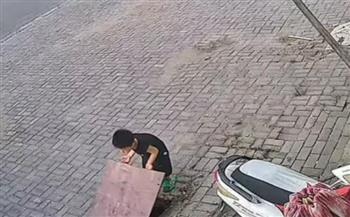 قلب الجدّة.. مُسنة صينية تقفز في بالوعة صرف لإنقاذ حفيدها (فيديو)
