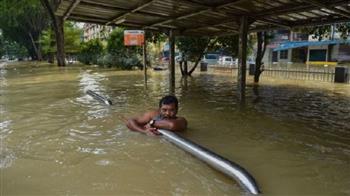 فيضانات مفاجئة تجتاح مدينة ماليزية تسبب أضرارا للمرور والمركبات 