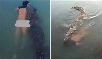تمساح ضخم يسحب جثة رجل في بحيرة بالمكسيك (فيديو)