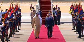 لحظة استقبال الرئيس السيسي الشيخ محمد بن زايد بمطار العلمين (فيديو)