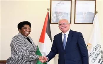 وزير الخارجية الفلسطيني يطلِع نائب وزيرة خارجية جنوب إفريقيا على آخر المستجدات السياسية