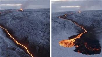 مشهد غريب.. تدفق الحمم البركانية وسط الثلوج في أيسلندا (فيديو)