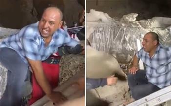 بعد وفاة زوجته وابنته.. فرحة عراقي بالعثور على نجله حيا أسفل الانقاض (فيديو)
