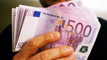 اليورو يسجل أدنى مستوى له مقابل الدولار منذ 2002