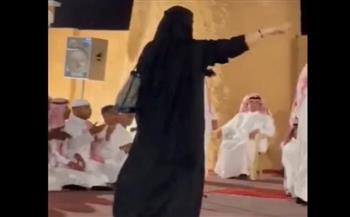 منتقبة ترقص في حفل بالسعودية.. وأحد الحضور يفاجئها برد فعل صادم (فيديو)