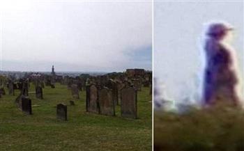 ترتدي معطفًا طويلًا وقبعة.. التقاط صورة لشبح امرأة أمام مقبرة تاريخية ببريطانيا