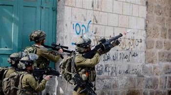 إصابة شاب فلسطيني وجندي إسرائيلي أثناء حملة اعتقالات في الضفة