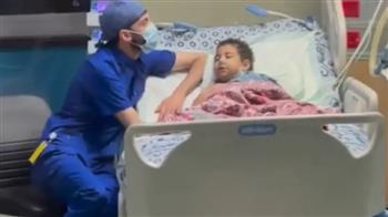 لفتة إنسانية رقيقة.. ممرض يساعد طفلة مصابة بالسرطان على النوم (فيديو)