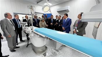  عبدالغفار يتابع حالة أول مريض تستقبله وحدة القسطرة بمستشفى العلمين 