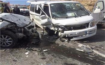 إصابة 20 شخصا في تصادم سيارتين بطريق أبوسمبل جنوب أسوان