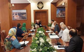 محافظ بورسعيد يتابع سير العمل في الإدارت المالية بالديوان العام 