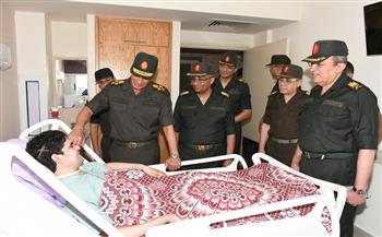 وزير الدفاع يزور مصابي العمليات الحربية بالمجمع الطبي للقوات المسلحة 