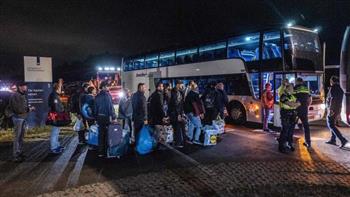 نقل مئات اللاجئين من أحد مراكز اللجوء في هولندا