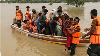 فرار عشرات الالاف جراء الفيضانات في باكستان