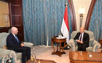 رئيس القيادة اليمني يبحث مع السفير البريطاني الجهود الدولية لاستعادة السلام والاستقرار