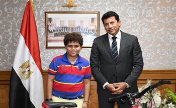 وزير الرياضة يكرِم فتاة «دليفري الإسكندرية» ويهديها دراجة مجانية