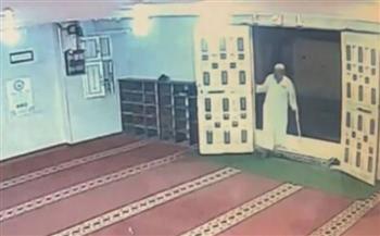 شاهد.. لحظة وفاة مسن فلسطيني أثناء دخوله المسجد لصلاة الفجر