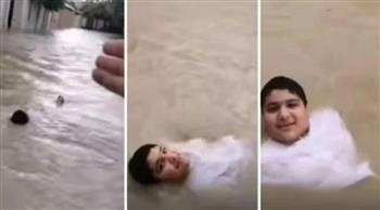 بكل هدوء.. طفل يسبح وسط مياه السيول في الإمارات (فيديو)
