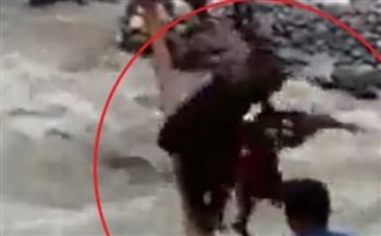 مشاهد مروعة لسقوط فتاة ووالدها في مياه سيول عنيفة بباكستان (فيديو)