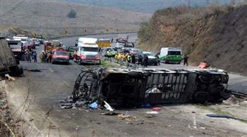 16 قتيلا جراء اصطدام شاحنة بحافلة صغيرة في إيران