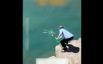بطريقة مبتكرة.. عجوز صيني يصطاد سمكة في لمح البصر (فيديو)