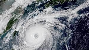 إعصار هينامنور يضرب جزر اليابان الجنوبية الغربية وتحذير من أضرار هائلة