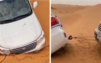 لقطات تحبس الأنفاس.. إنقاذ سعودي علقت سيارته في رمال الصحراء (فيديو)