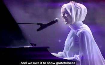 بعد اعتناقها الإسلام.. مطربة بوب إنجليزية تٌغني طلع البدر علينا (فيديو)