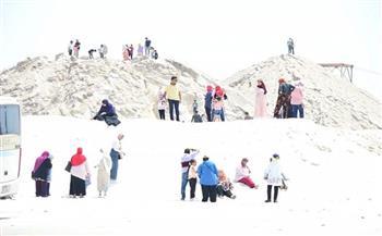 مئات المواطنين يزورون جبال الملح في بورفؤاد