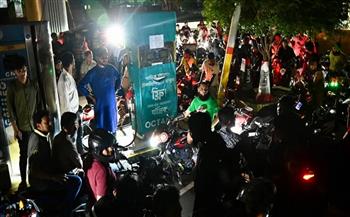 الآلاف يتوافدون على محطات الوقود في بنجلاديش قبل رفع الأسعار