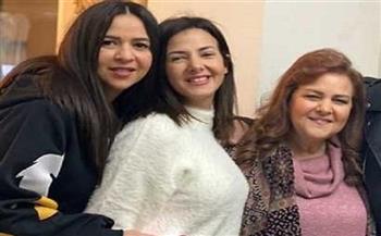 إيمي ودنيا سمير غانم تحييان الذكرى الأولى لوفاة والدتهما دلال عبد العزيز