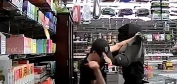 صاحب متجر ينقذ نفسه بطعن لص 7 مرات في مشهد مثير (فيديو) 
