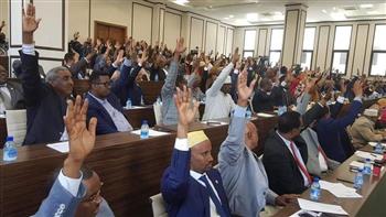 البرلمان الصومالي يمنح الثقة لحكومة حمزة عبدي بري بأغلبية ساحقة