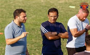 طارق أبو العينين يجتمع مع لاعبي سيراميكا كليوباترا (صور)