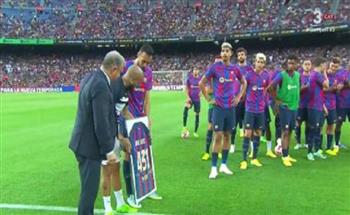 تكريم داني ألفيس قبل انطلاق مباراة برشلونة وبوماس